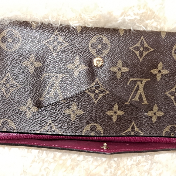 LV Wallet - Picture 8 of 16